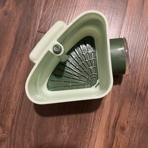 Green Plastic Corner Sink Strainer